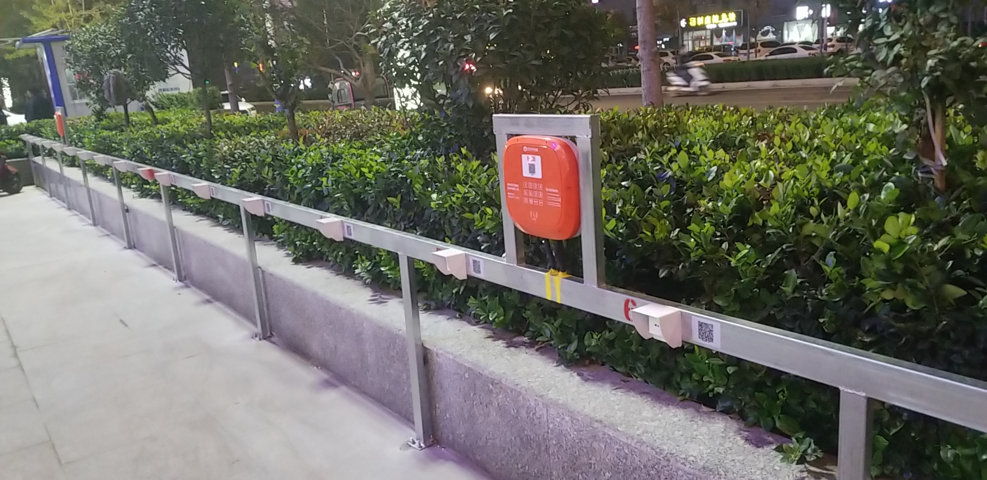 叮叮电动自行车充电桩户外安装案例图