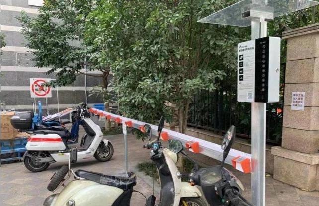 江苏南京：商业街安装充电桩，告别“飞线”隐患