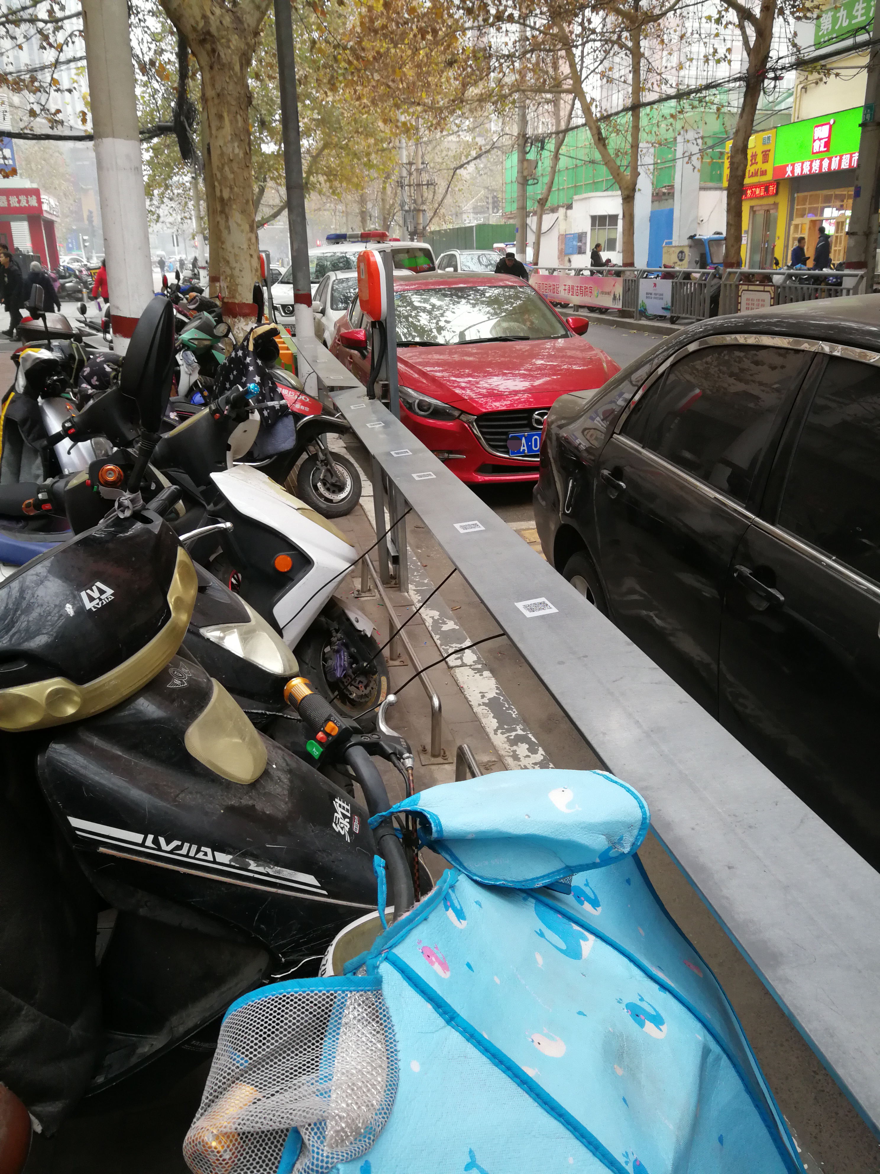 叮叮电动自行车充电桩户外安装案例图