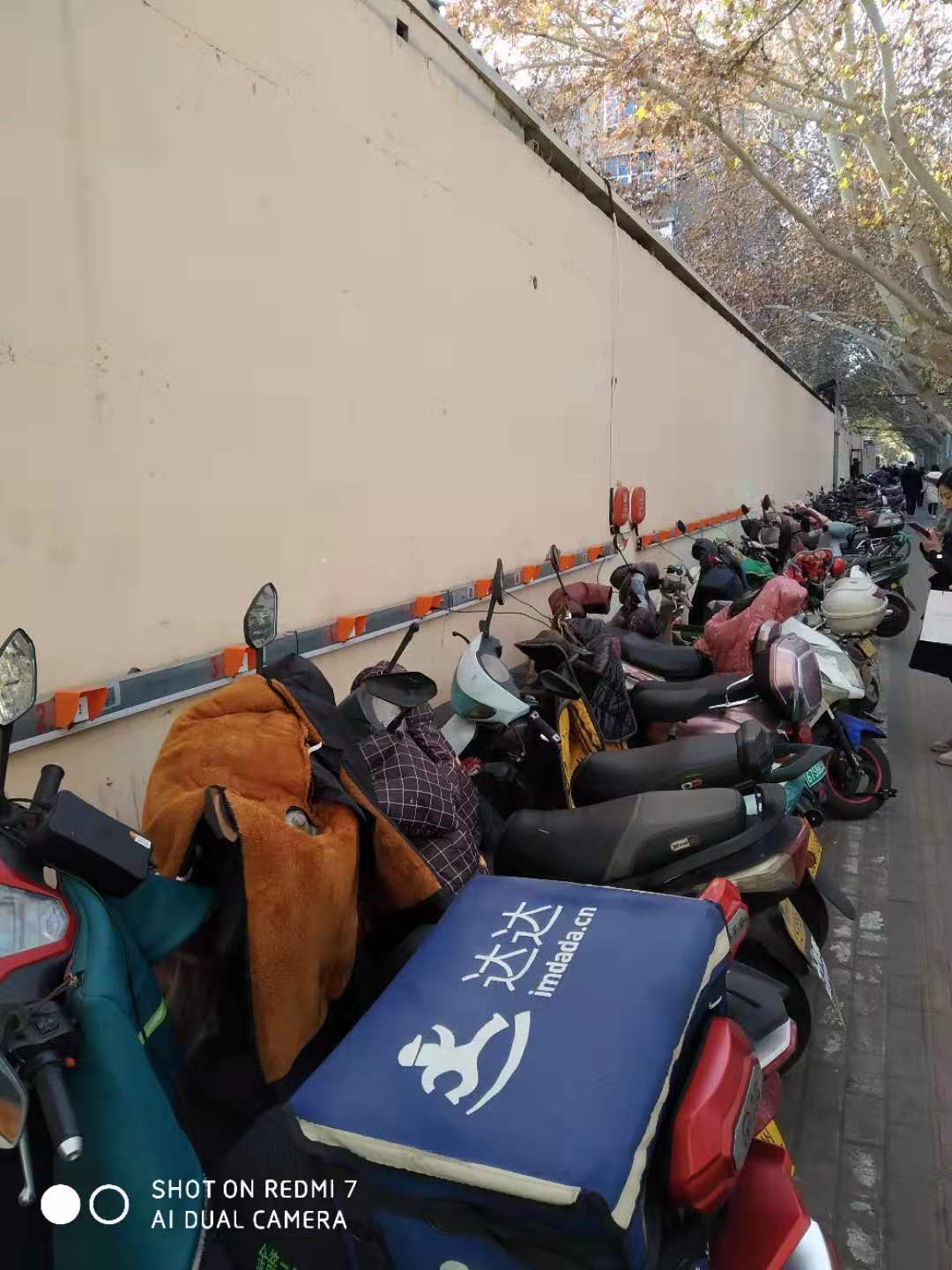 叮叮电动自行车充电桩户外安装案例图