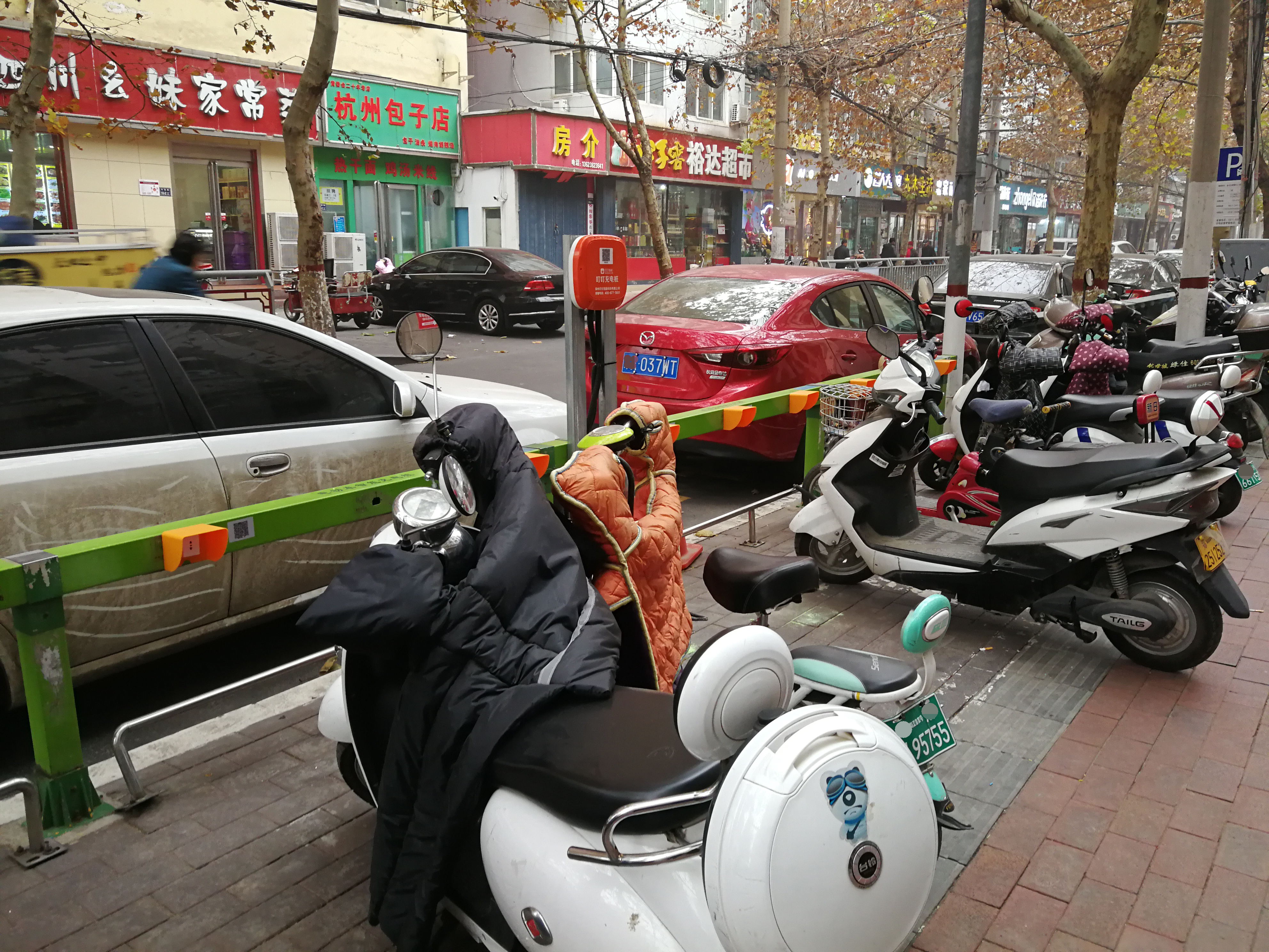 室外电动自行车充电桩安装实例图