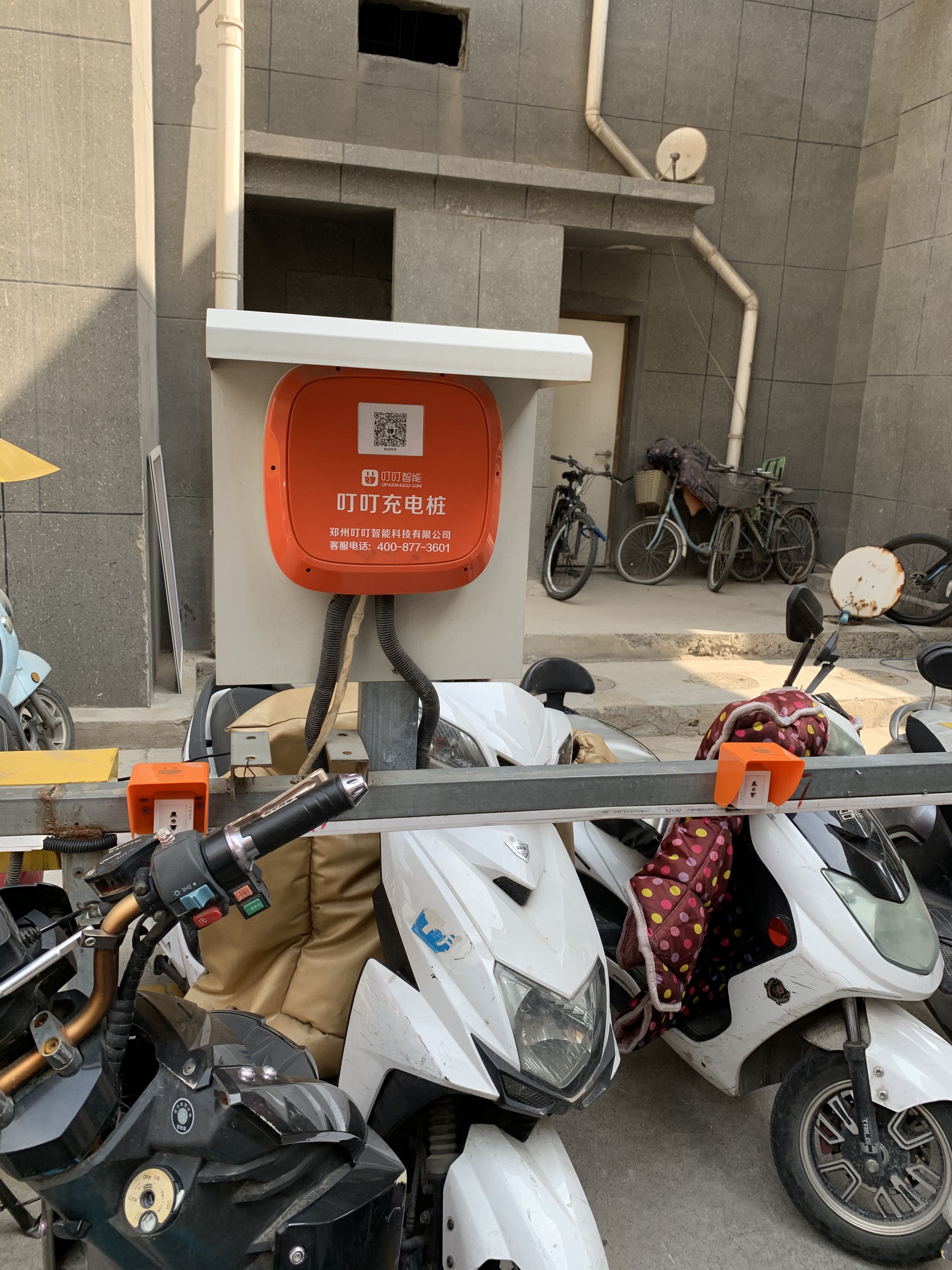 老旧社区装上叮叮智能充电桩，居民不再搬电瓶上楼充电