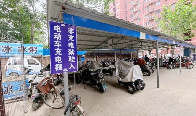 电动车禁止“上楼”，改用充电桩，车主：安全吗？贵吗？回复来了