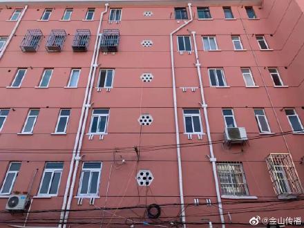 金山这个小区里 “飞线充电”隐患重重，看看他们是如何破解的