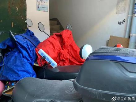 金山这个小区里 “飞线充电”隐患重重，看看他们是如何破解的