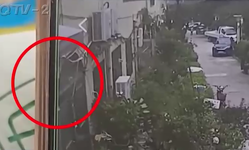 高楼引线充电动车 居民瞬间被电倒地