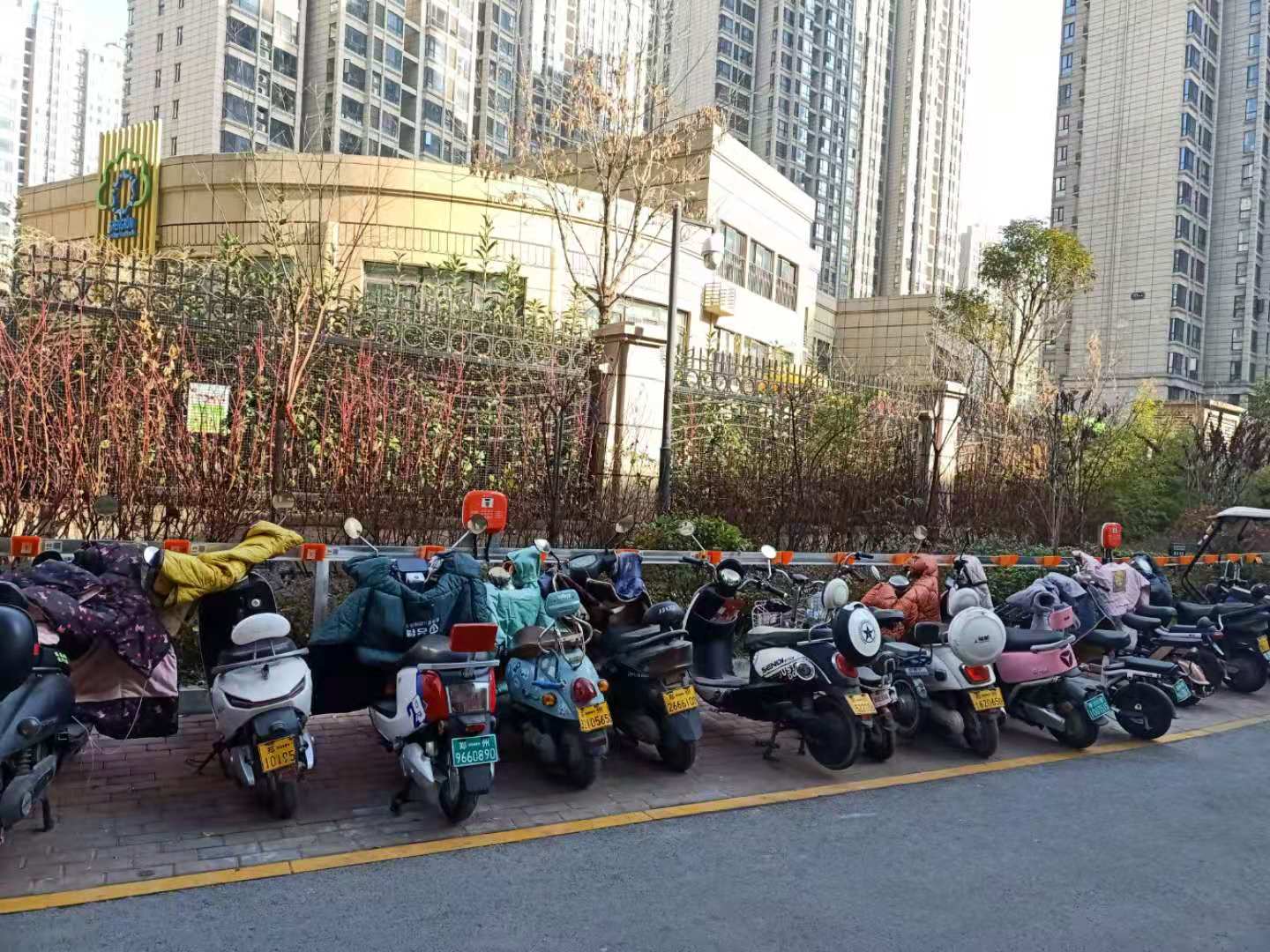 老旧小区“飞线充电”屡禁不止怎么办？电瓶车充电桩来帮忙