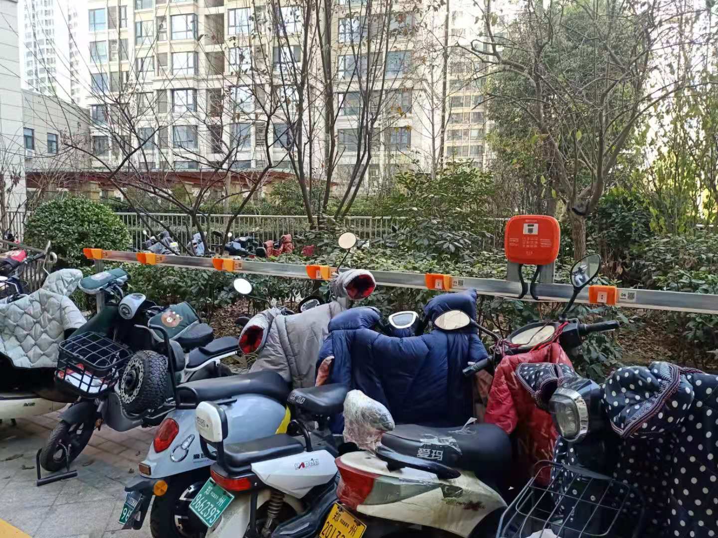 很多用户反馈说电瓶车充电桩充电不能充满电，那到底是充电设备的问题还是电瓶的问题呢，接下来叮叮电瓶车充电桩厂家给大家介绍下。