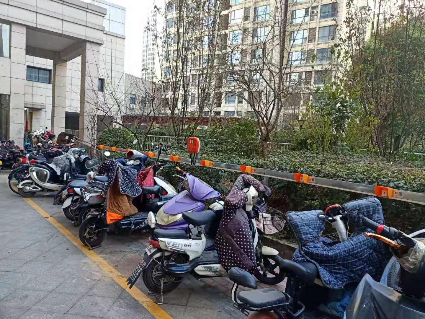 老旧小区电动车飞线充电怎么破？电动车充电桩了解下
