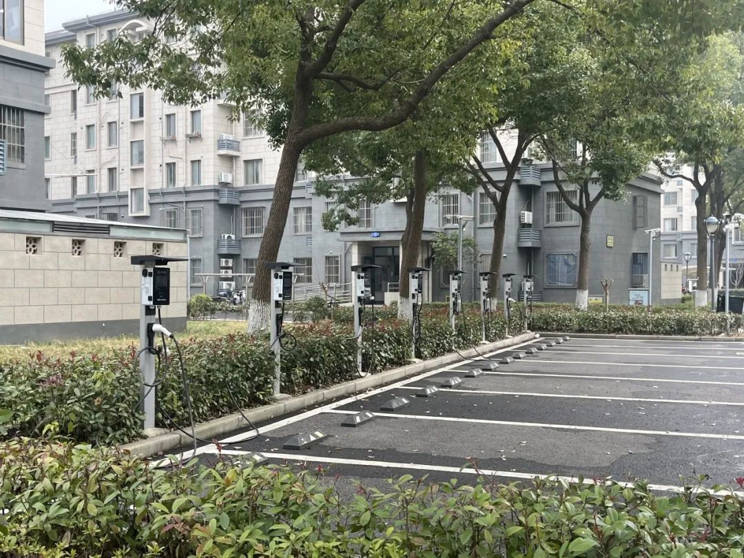 增设充电桩