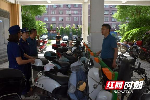 龙山：首个电动车充电桩亮相 保障电动车充电消防安全