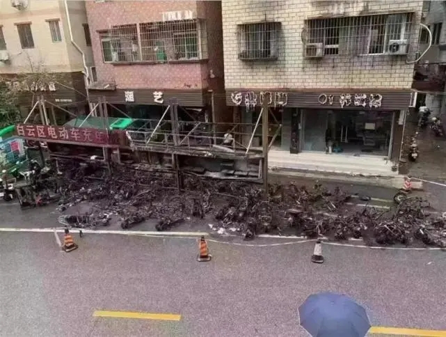 广州一“充电桩消防示范点”凌晨失火，多辆电动车被烧毁