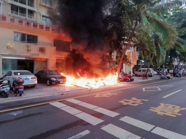 三亚街头，充电桩附近突然着火！连烧11辆电动车！