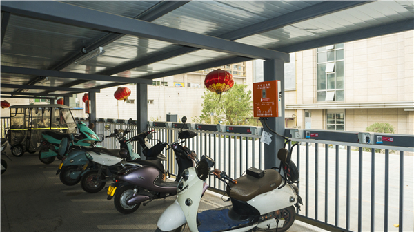 北京市发改委发布的《关于规范本市居民住宅小区电动自行车充电设施收费标准等有关事项的通知》正式实施即将满一周。统计发现，仅4月1日新规实施首日，市民拨打12345反映有关电动自行车充电问题的诉求就达到1