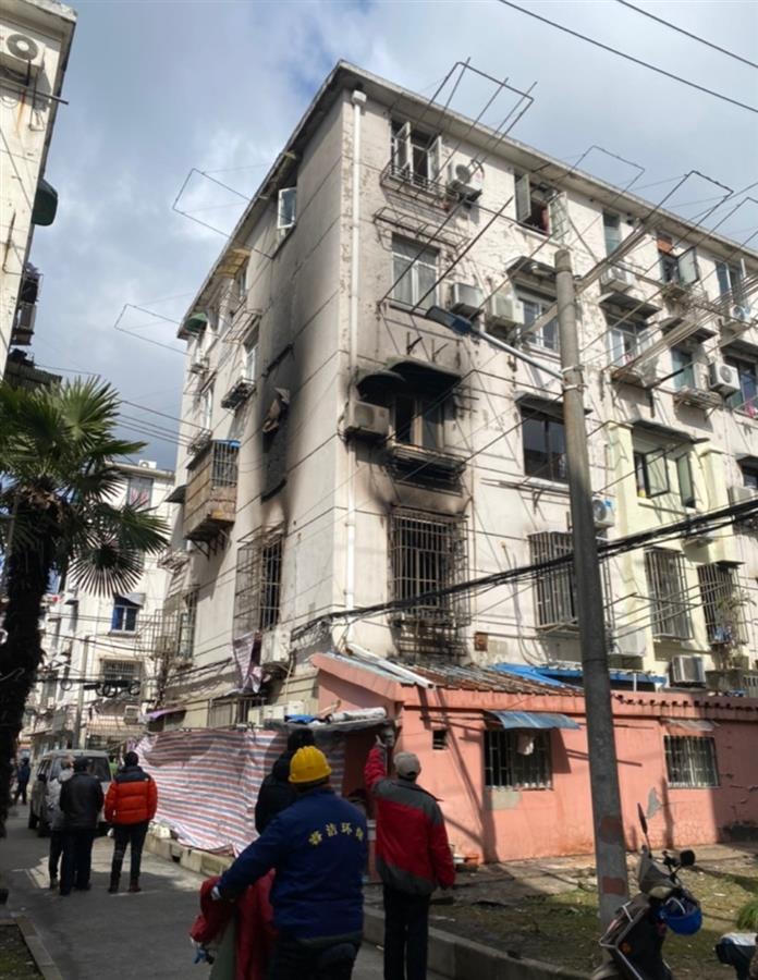 上海一民宅电动自行车电池起火，3人遇难，充电安全不容小觑