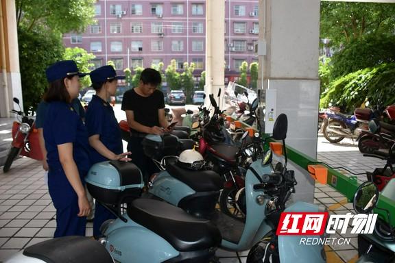 龙山：首个电动车充电桩亮相 保障电动车充电消防安全