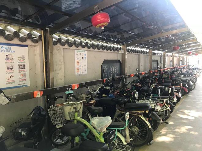广州多个社区建便民充电桩 有小区电梯可自动阻止电动车进入